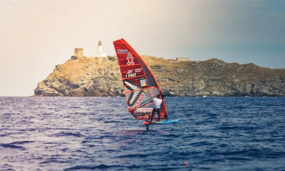 Matteo Iachino attraversa il mare da Sardegna a Livorno in windsurf.