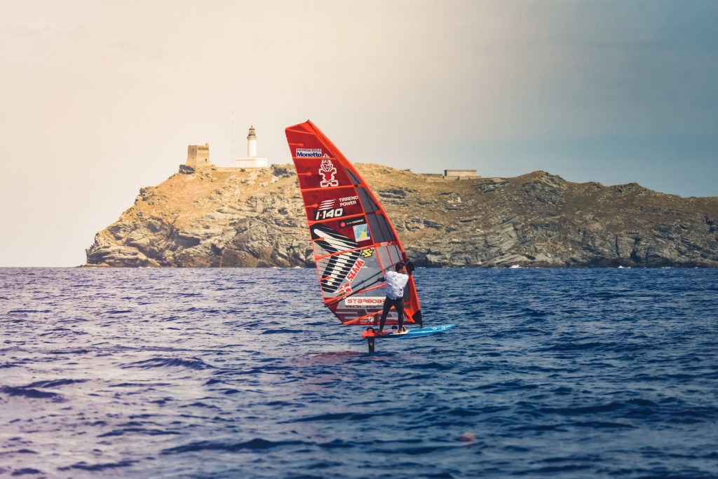 Matteo Iachino attraversa il mare da Sardegna a Livorno in windsurf.