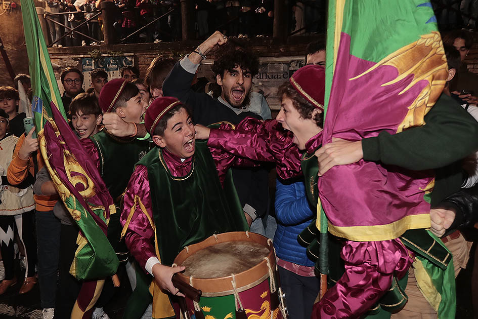 Minimasgalano trionfa sulla scena con le spettacolari foto dei Drago a Siena