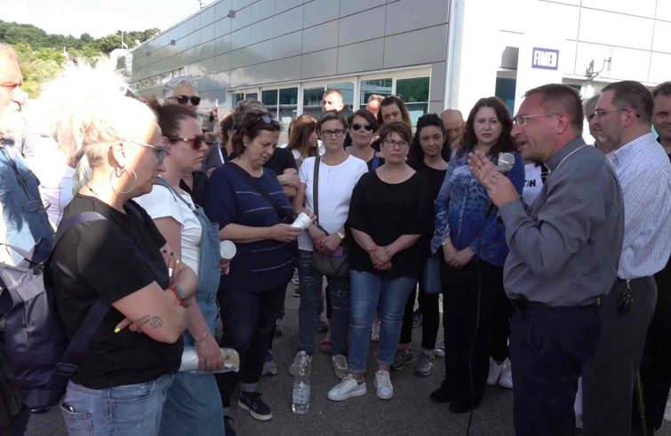 Mons. Migliavacca sostiene le famiglie e i lavoratori durante la crisi Fimer per garantire la ripresa totale dell'azienda.