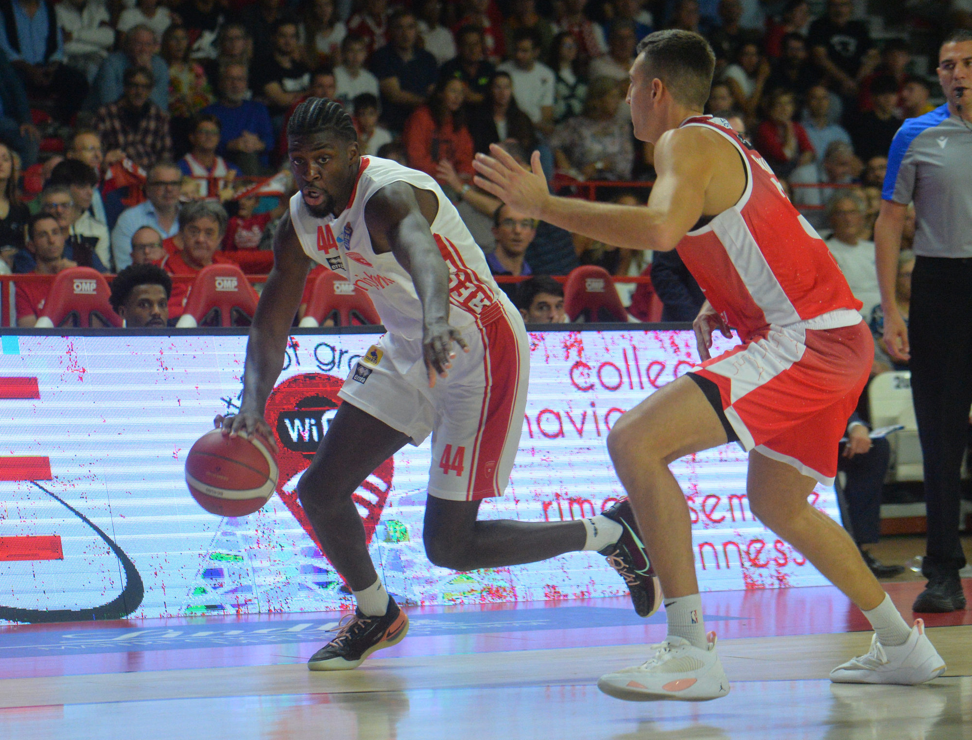 Moretti trascina Varese alla vittoria con un finale combattuto, 83-82 su Pistoia.