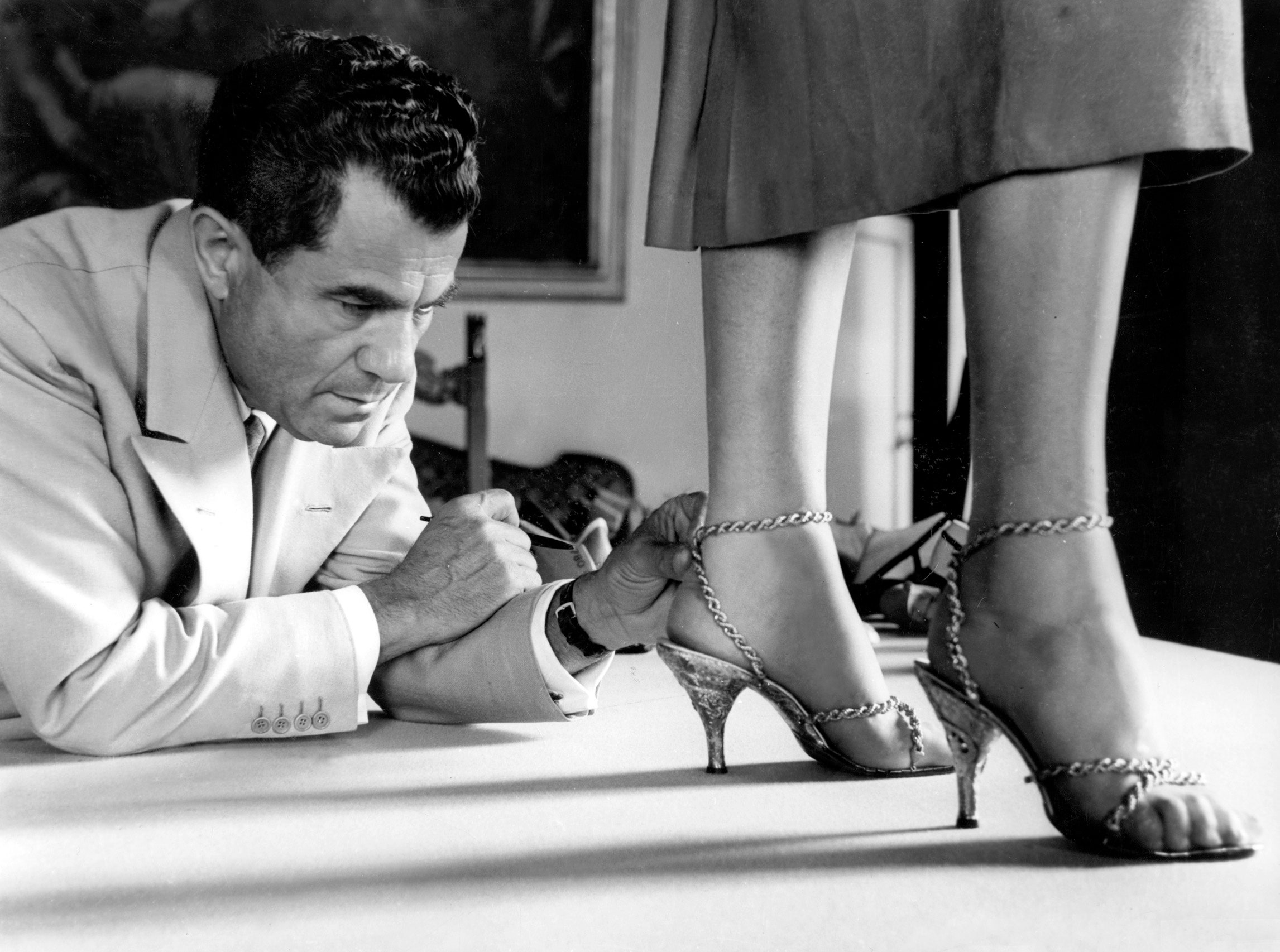 Mostra a Firenze celebra la vita e le creazioni di Salvatore Ferragamo.