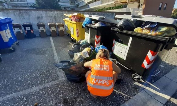 Multe per mancata raccolta differenziata, abbandonano rifiuti nei cassonetti.