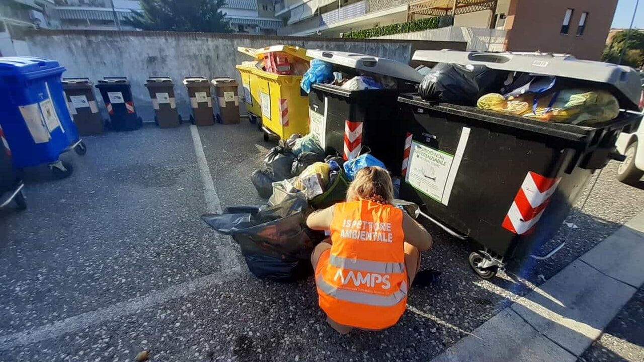 Multe per mancata raccolta differenziata, abbandonano rifiuti nei cassonetti.