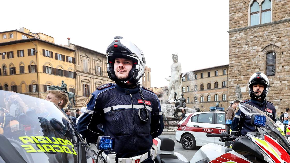 Municipio passa al verde con auto elettriche, ma ritardi preoccupano.