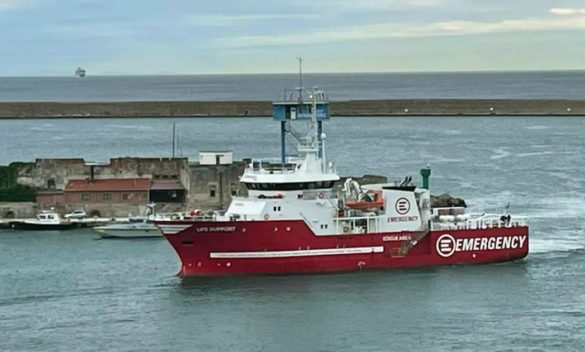 Nave di Emergency salva naufraghi nel Mediterraneo, diretta a Livorno