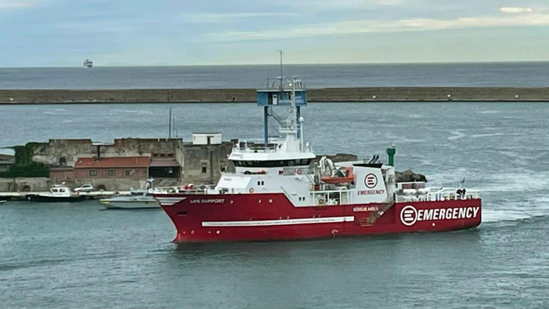 Nave di Emergency soccorre naufraghi nel Mediterraneo e si dirige verso Livorno