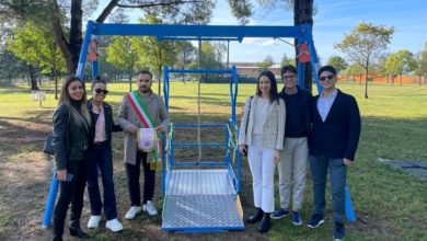 Nuova altalena inclusiva per bambini disabili a Pontedera