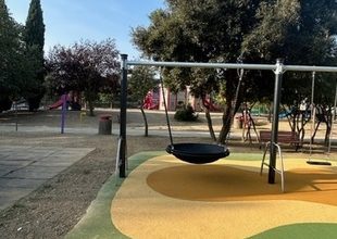 Nuova area giochi inclusivi inaugurata presso Giocagiò, attrezzature per tutti, anche per bambini con disabilità motore.