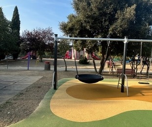 Nuova area giochi inclusivi inaugurata presso Giocagiò, attrezzature per tutti, anche per bambini con disabilità motore.