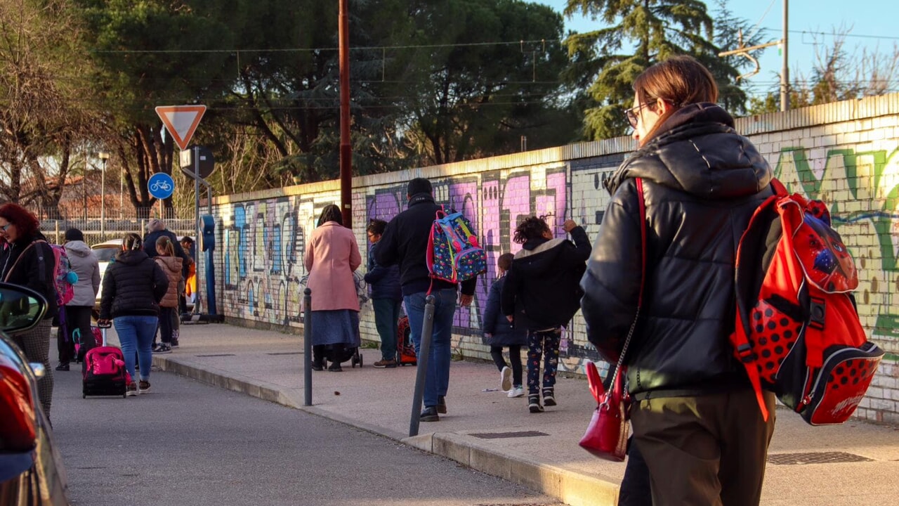 Nuovo ingresso e orari scaglionati alla scuola Filzi, Via Da Vinci chiusa per lavori.