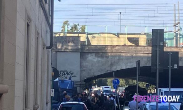 Nuovo sgombero di massa delle forze dell'ordine nel quartiere con l'uso di un elicottero.