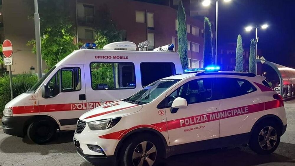 Occupazione abusiva a Pontedera, droga e oggetti rubati trovati a 'Villa Bertelli'