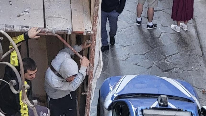 Operai senza stipendio protestano su impalcatura a Firenze.