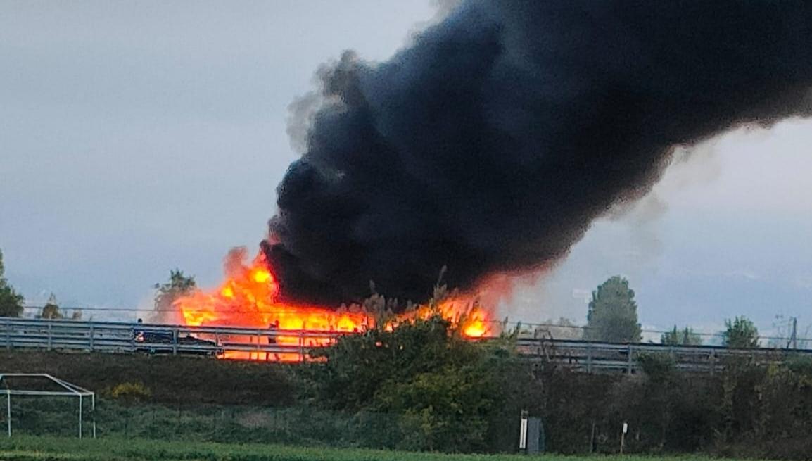 Ordinanza del sindaco in seguito all'incendio di un camion sull'autostrada.