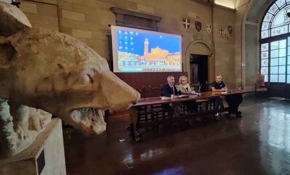 Palazzo Pubblico apre le porte per 'I Venerdì di Siena', un'iniziativa culturale e attuale.