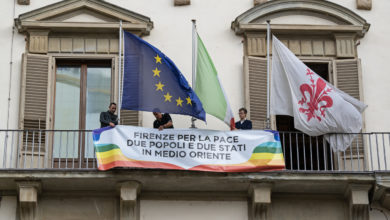 Palazzo Vecchio, bandiera di Israele ritirata, sostituita con quella della pace - "Due popoli, due Stati"