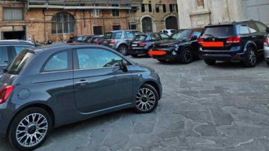Parcheggi nelle piazze storiche di Siena, un problema persistente