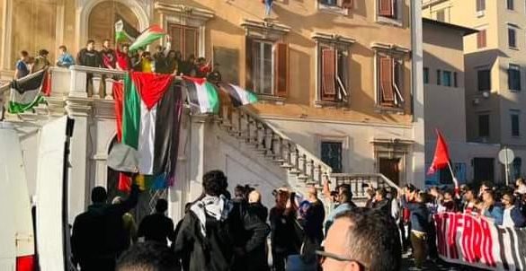 Partecipanti al corteo piazzano la bandiera palestinese sul Comune in un blitz.