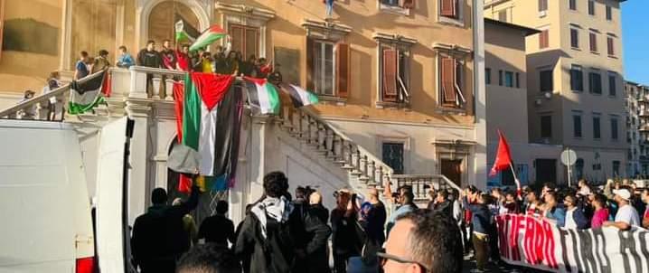 Partecipanti al corteo piazzano la bandiera palestinese sul Comune in un blitz.