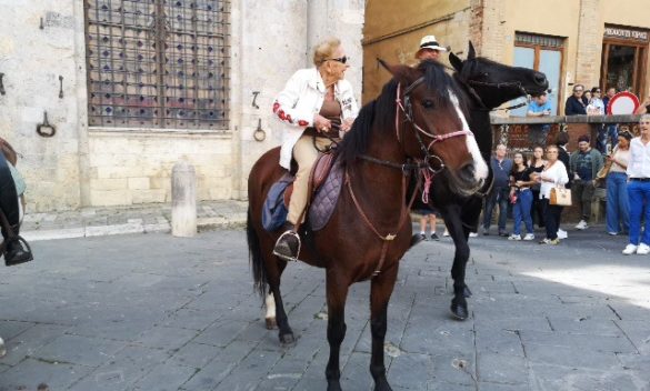 Passeggiata a cavallo terminata in Piazza, Brontolo commenta il Palio di Siena e gli altri palii d'Italia.