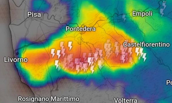 Pioggia e temporali colpiscono il pisano durante una notte di maltempo in Toscana.