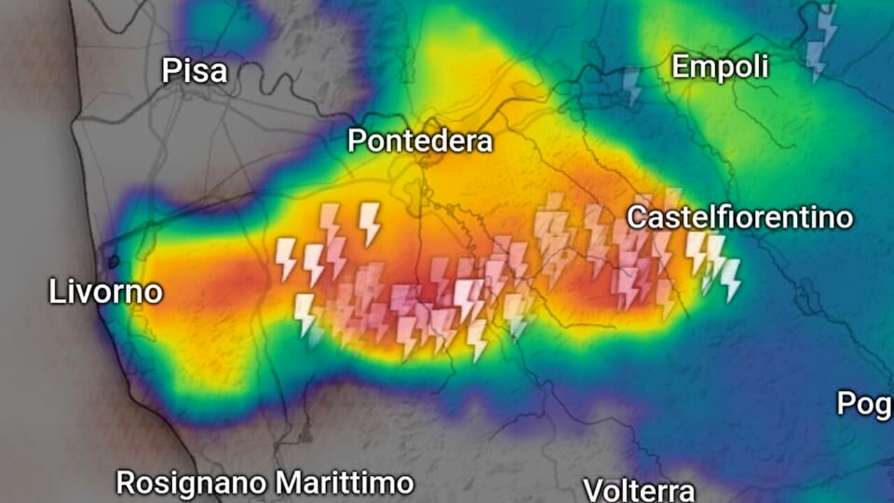 Pioggia e temporali colpiscono il pisano durante una notte di maltempo in Toscana.