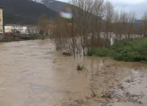 Pioggia torrenziale causa allagamenti in Toscana, il fiume Magra ha superato i livelli di allerta.