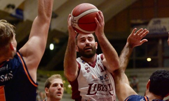 Solbat vince il derby della costa contro La Libertas, 78-74 a Piombino.