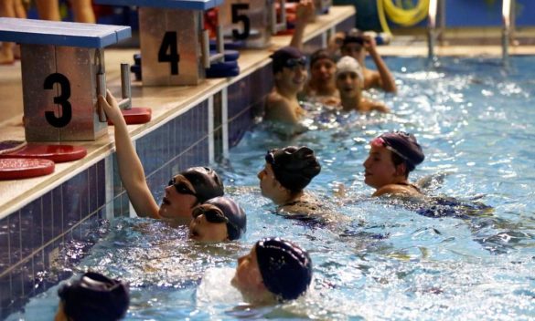 Piscina chiusa per analisi batteriologiche, proteste dei cittadini.