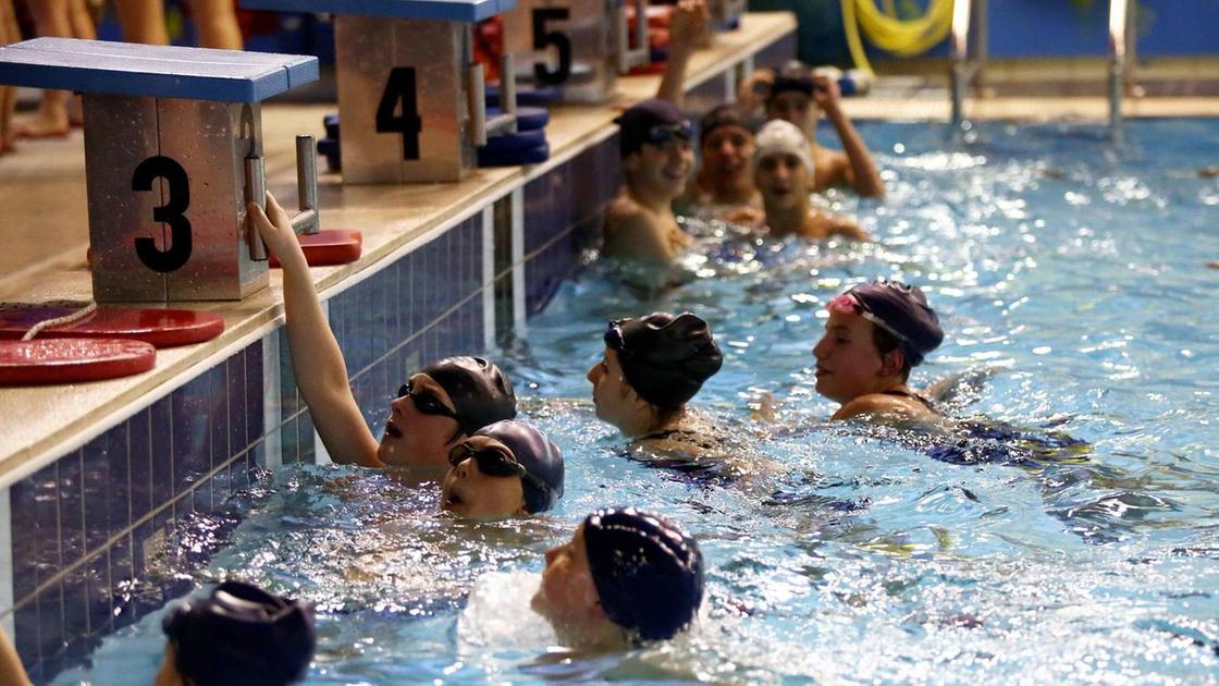 Piscina chiusa per analisi batteriologiche, proteste dei cittadini.