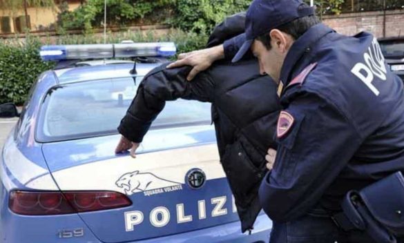 Poliziotto insegue auto rubata con droga, cattura i fuggitivi.