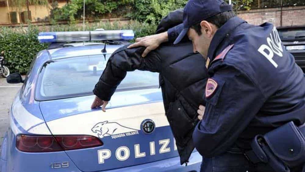 Poliziotto insegue auto rubata con droga, cattura i fuggitivi.