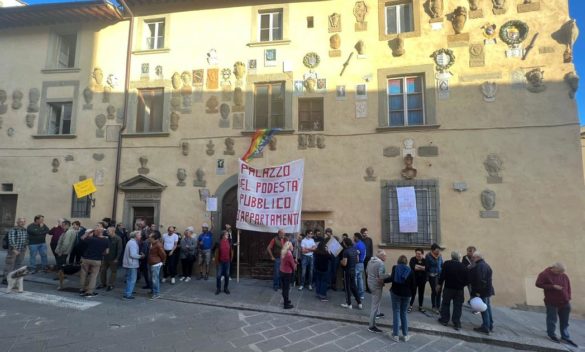 Presidio al Galluzzo contro otto appartamenti, appello per salvare Palazzo del Podestà / Video