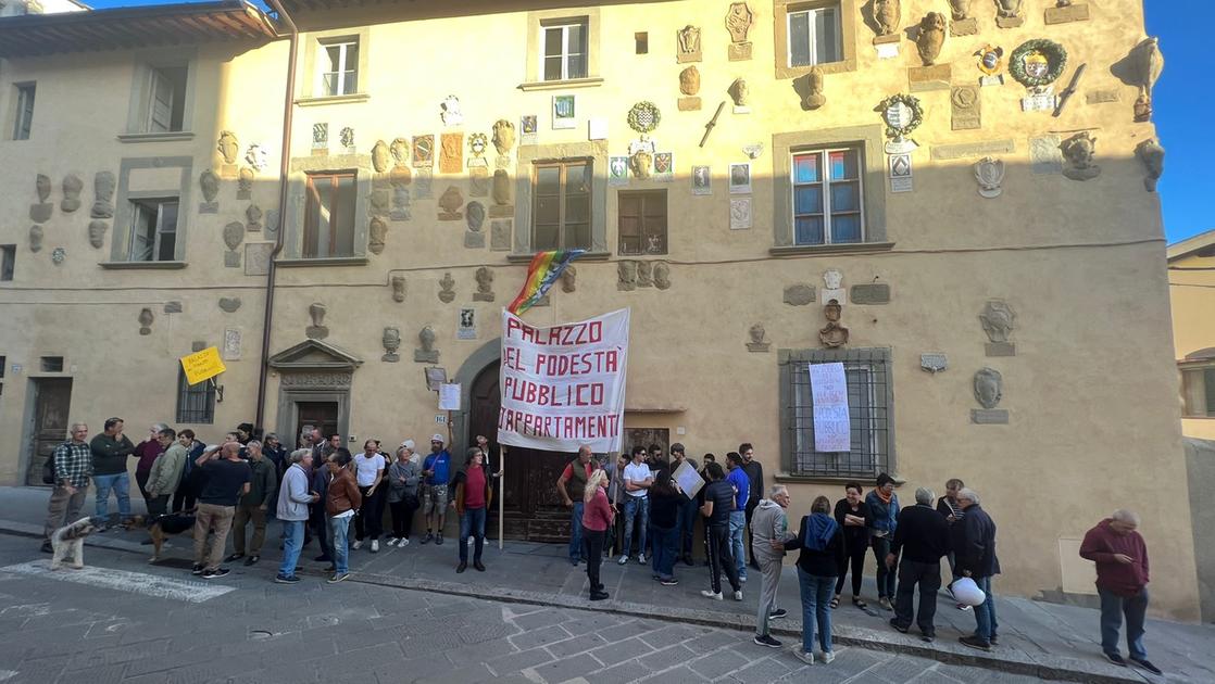 Presidio al Galluzzo contro otto appartamenti, appello per salvare Palazzo del Podestà / Video