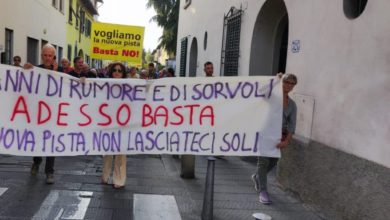 Protesta a Firenze per nuova pista aeroporto di Peretola, Nardella partecipa.