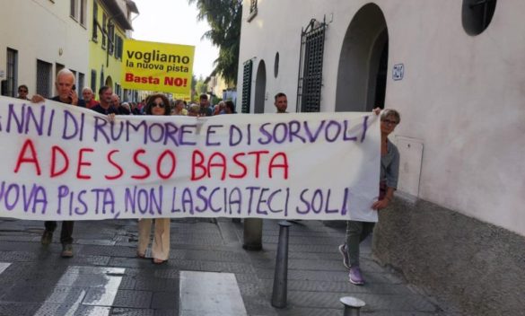 Protesta a Firenze per nuova pista aeroporto di Peretola, Nardella partecipa.