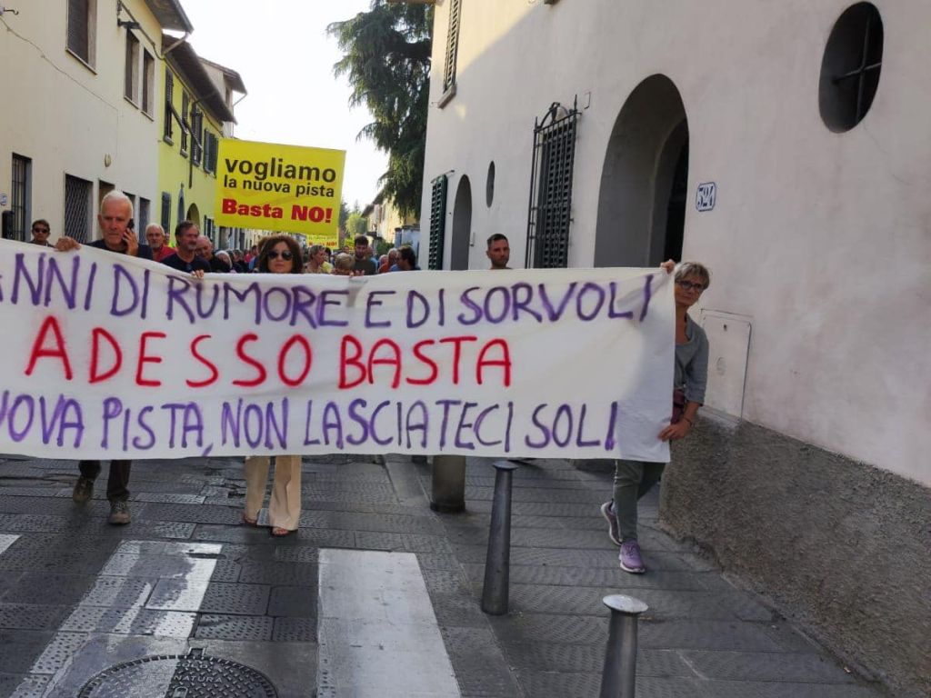 Protesta a Firenze per nuova pista aeroporto di Peretola, Nardella partecipa.