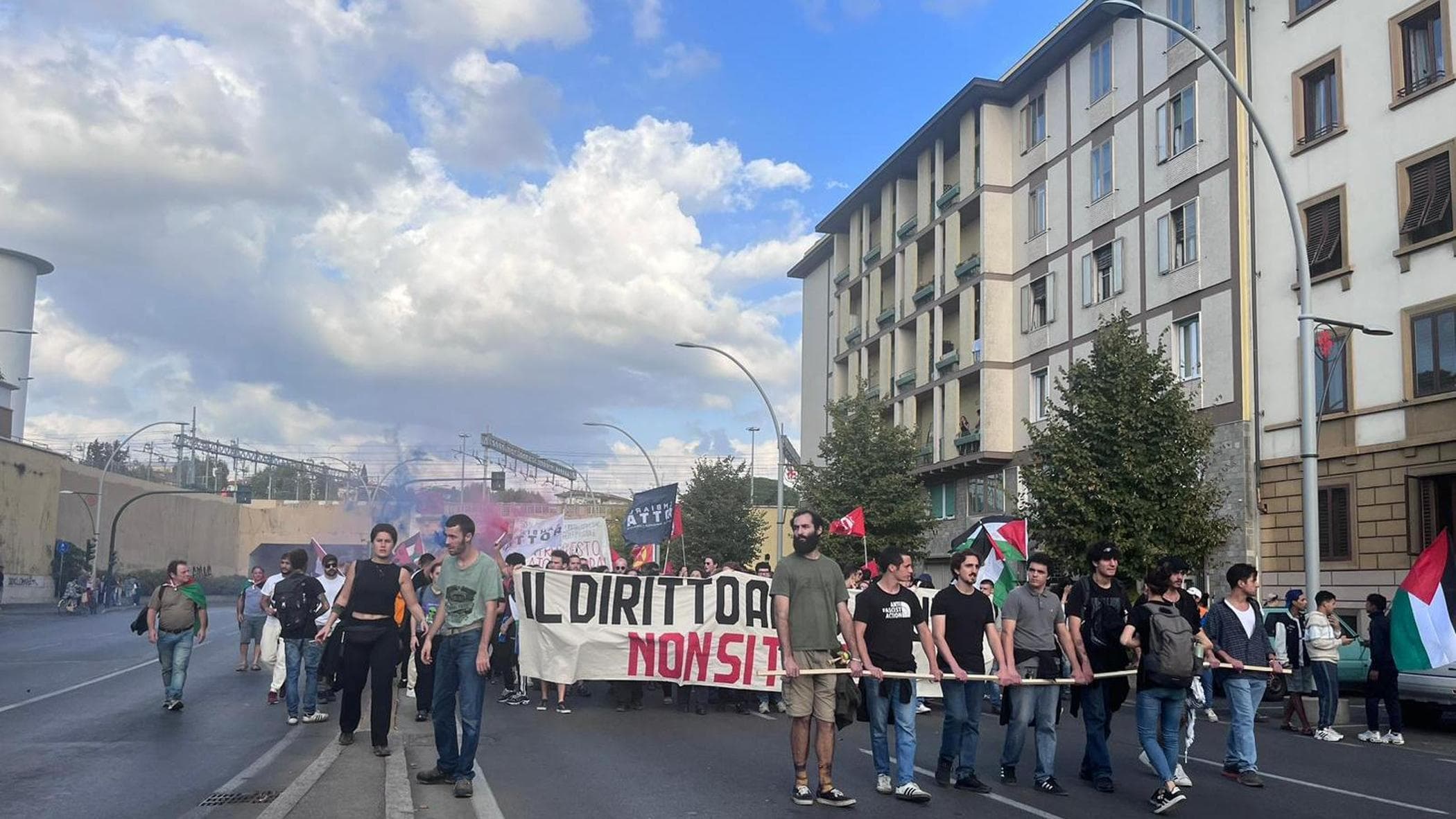 Protesta durante corteo, uova lanciate contro lo Student Hotel per clientela di lusso.