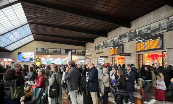 Rabbia e caos a Santa Maria Novella, treni in ritardo di oltre 3 ore causano lunghe file.