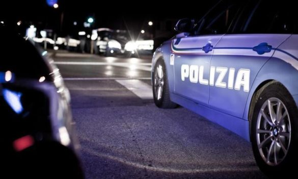Ragazzi di 16 anni rapinati a Firenze mentre cercavano una sigaretta, pistola estratta.