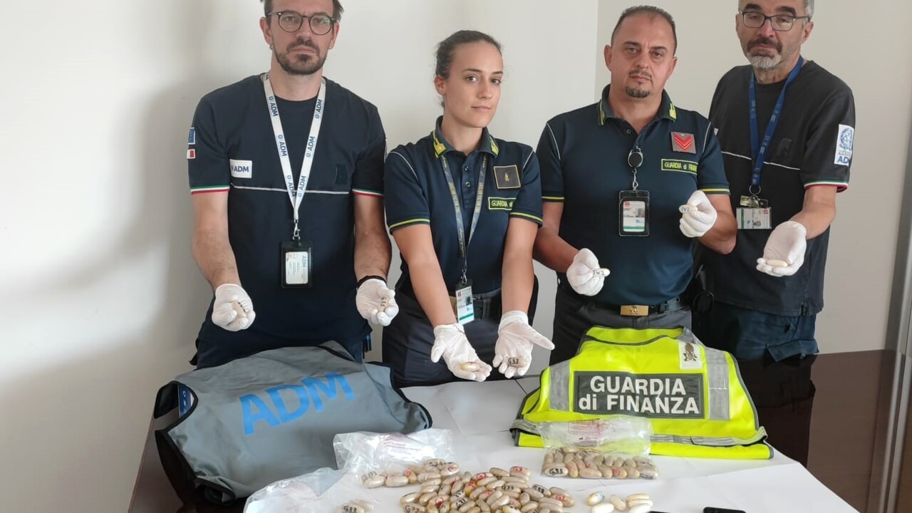 Record di droga nel corpo, 1,5 kg di ovuli trovati