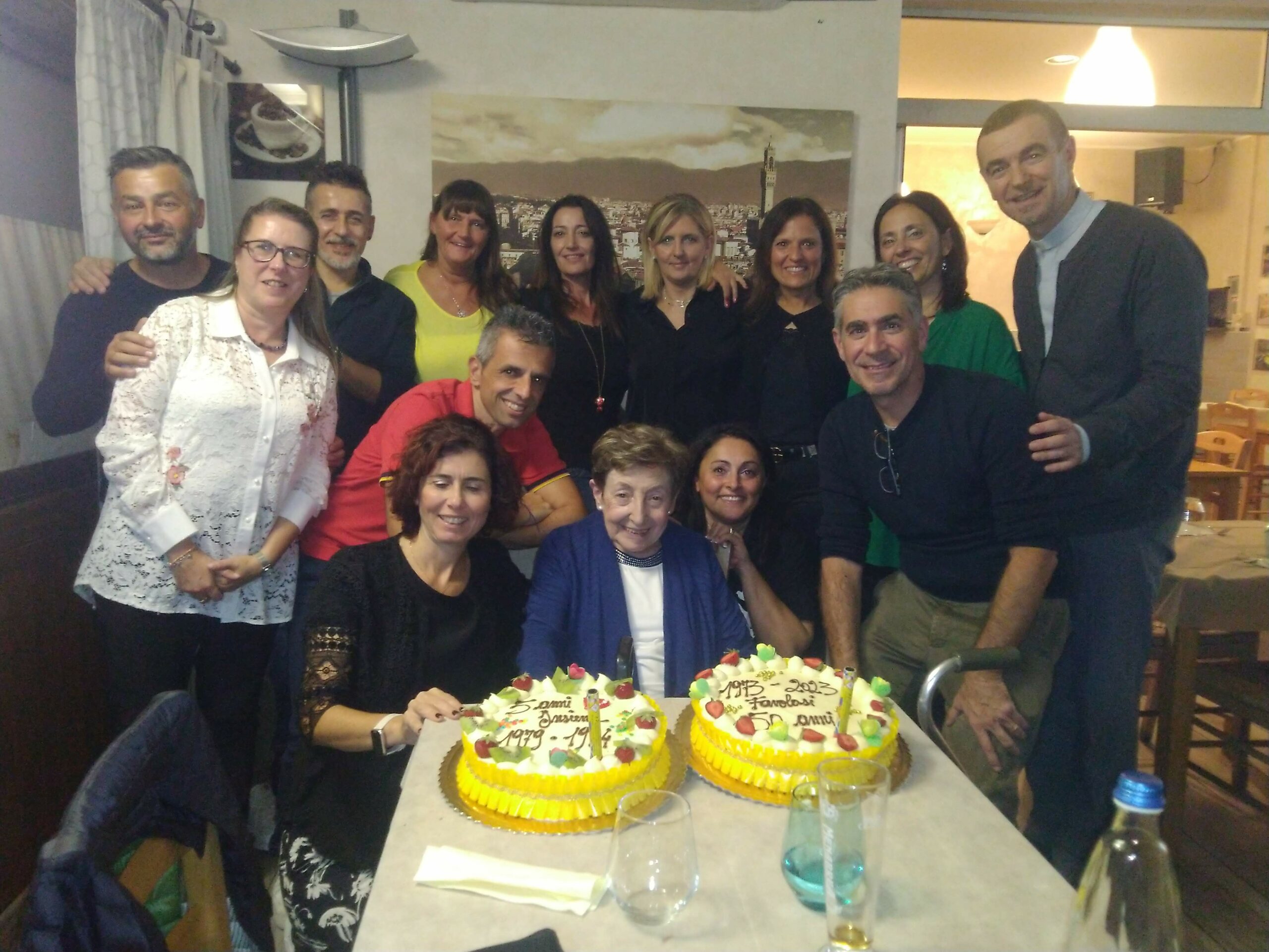 Reunion quarant'anni dopo con la maestra Fontana per festeggiare un traguardo speciale - Piana Notizie