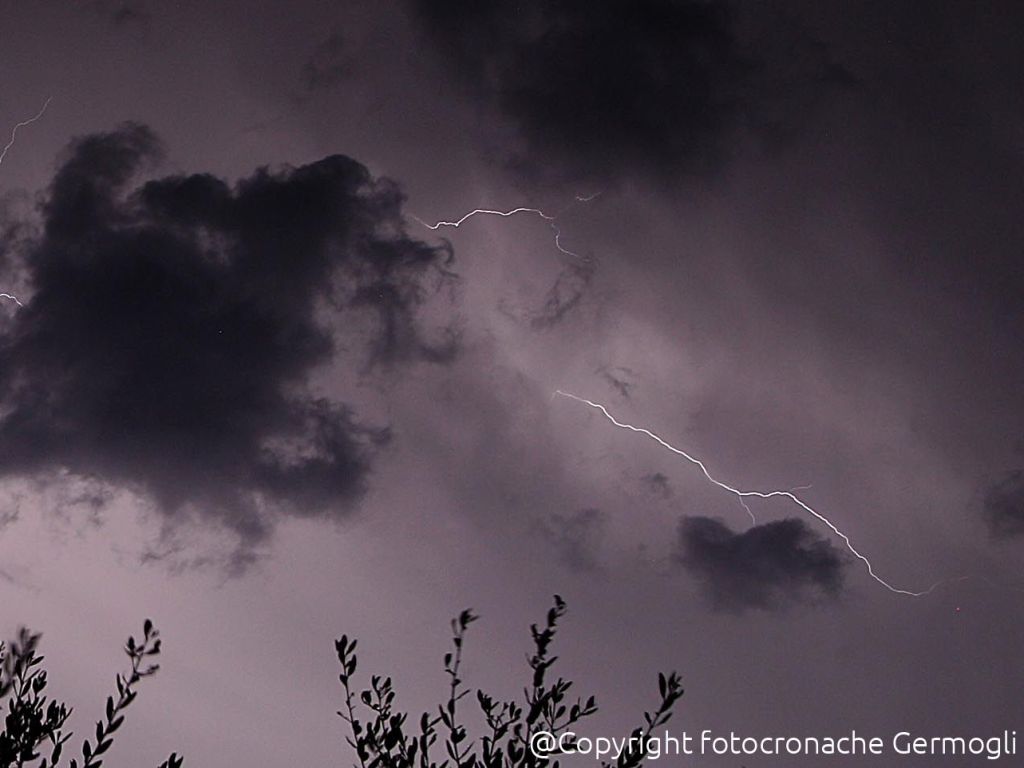 Rischio meteo in Fiorentina, temporali, allerta idrogeologica e vento intenso.