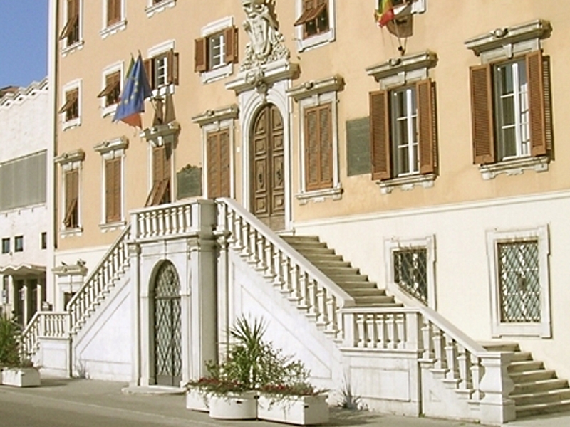 Palazzo Comunale si illumina di rosa e azzurro per ricordare il lutto perinatale.