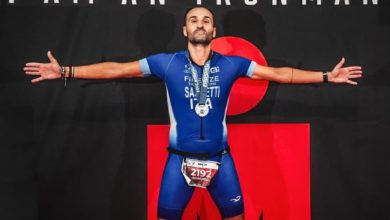 Roberto Sassetti, il campione di Piana, domina l'Ironman con nuoto, bicicletta e maratona.