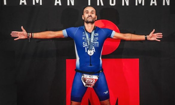 Roberto Sassetti, il campione di Piana, domina l'Ironman con nuoto, bicicletta e maratona.