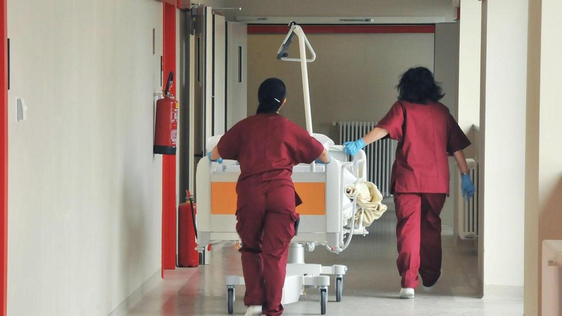 Scarsità di infermieri negli ospedali pistoiesi, personale esausto e turni senza tregua