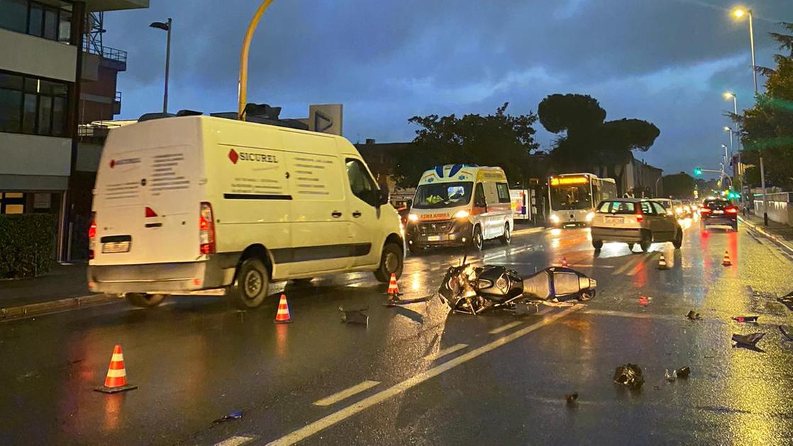 Scontro auto-moto in via Sestese, centauro ferito, traffico caotico