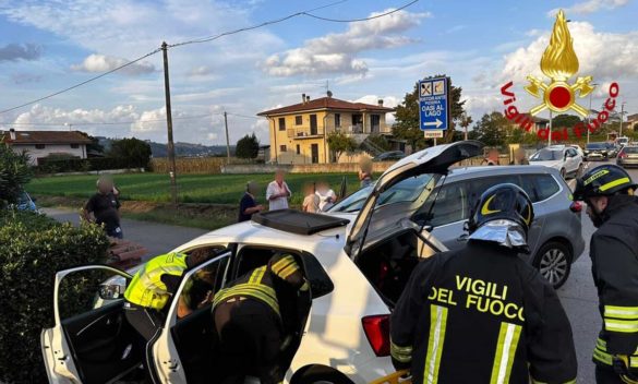 Scontro fra auto, due persone salvate dalle lamiere